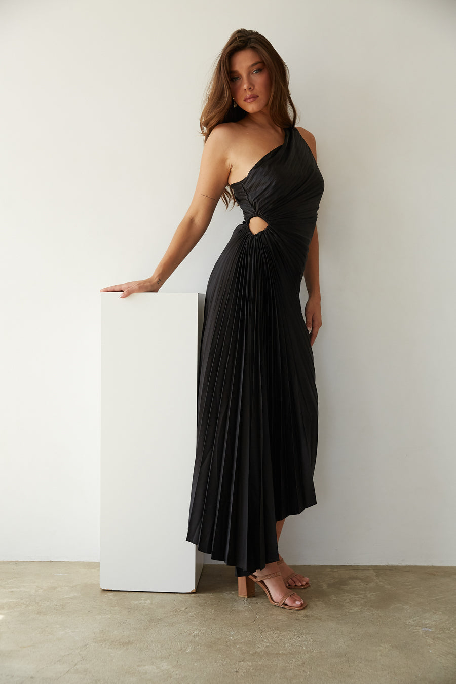 Chelsea - Elegant pleated one-shoulder midi dress